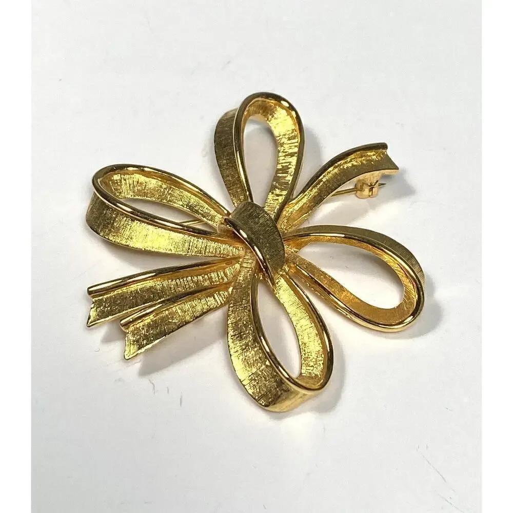 Monet brooch bow